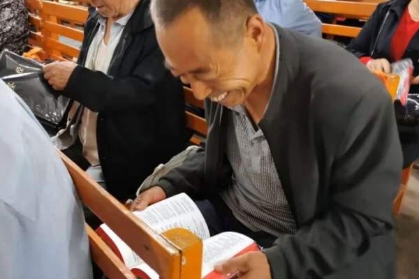 Chineses voltam a receber Bíblias. (Foto: Reprodução/Facebook Bible for China)