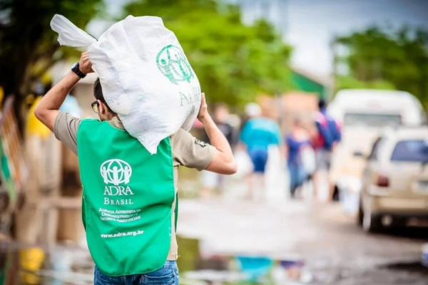 Voluntário carrega doações durante uma das ações realizadas pela agência humanitária (Foto: ADRA Brasil)