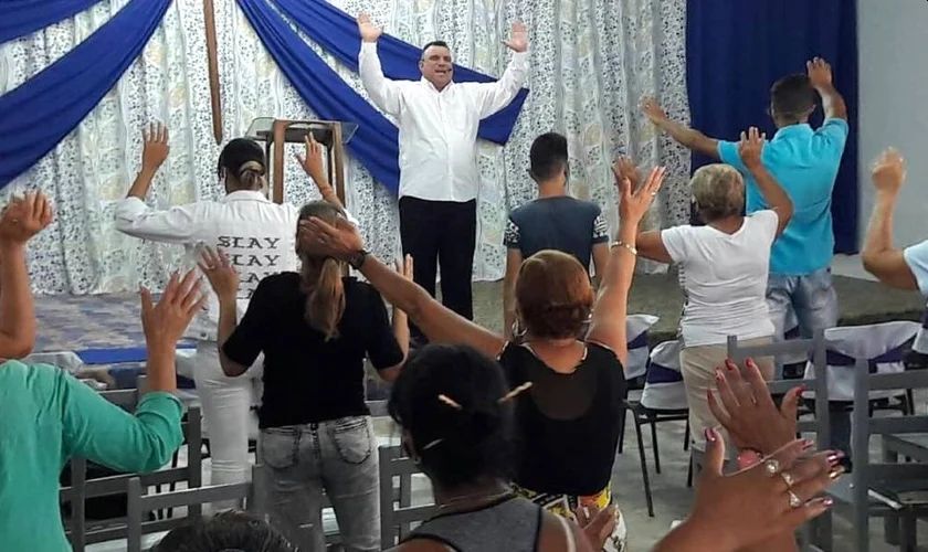 Reunião de oração na Iglesia Misionera em Cuba. (Foto: Apóstol Demetrio/Facebook)