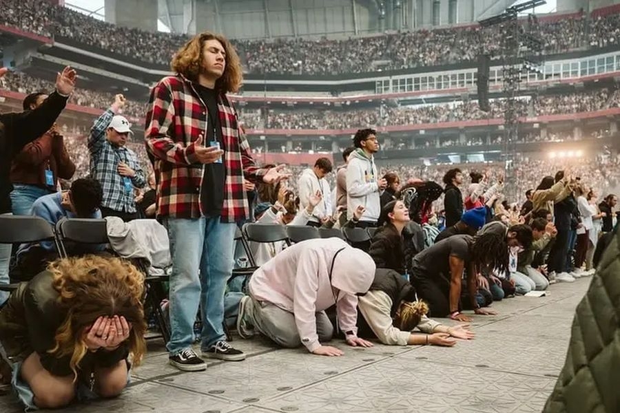 Mais de 100.000 jovens se reuniram para buscar a Deus no início de 2024