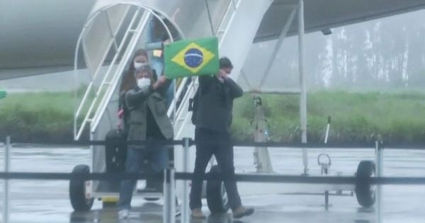 Grupo de brasileiros repatriados da China chega a Anápolis para ficar em quarentena, Goiás
