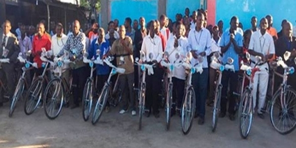 Pastores louvam a Deus por ganhar bicicletas para evangelizar na África